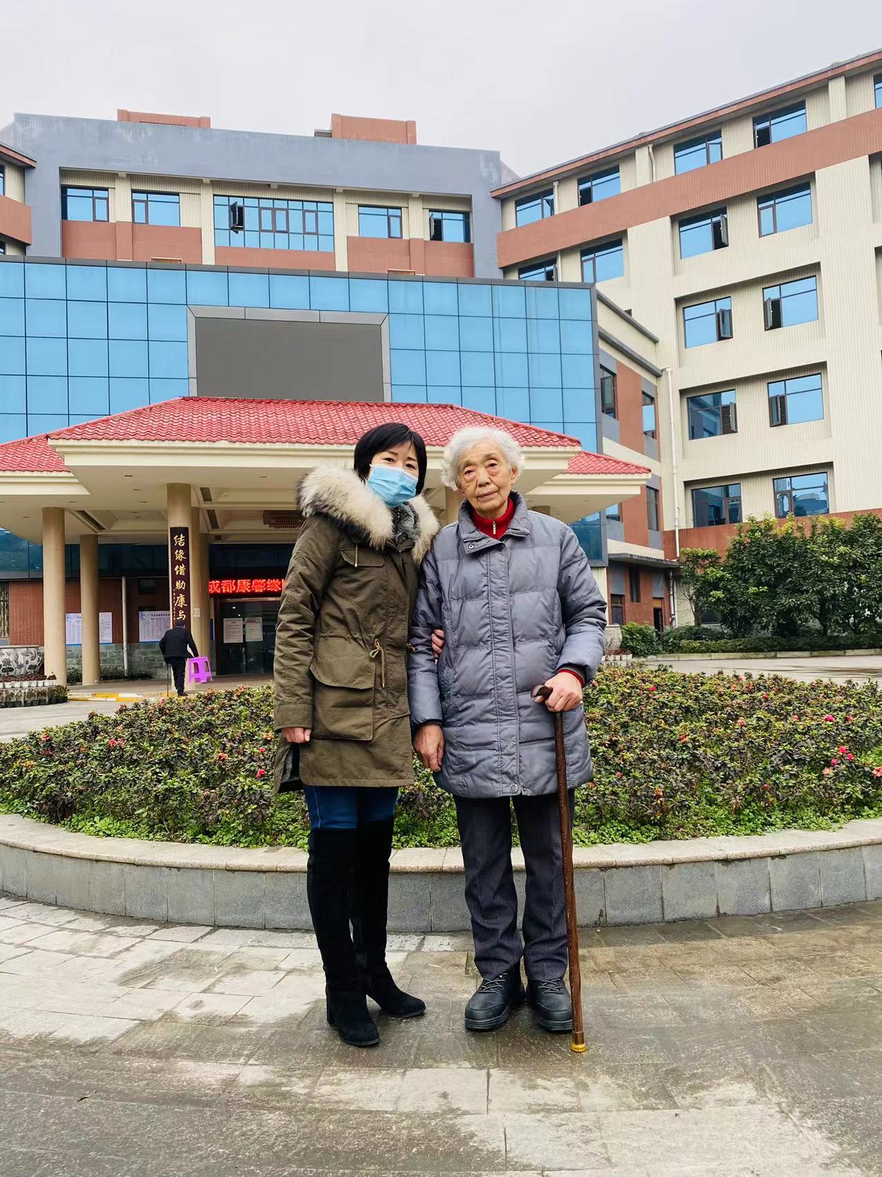 勞模張露莎（右），1991年獲成都市“勞動模范”