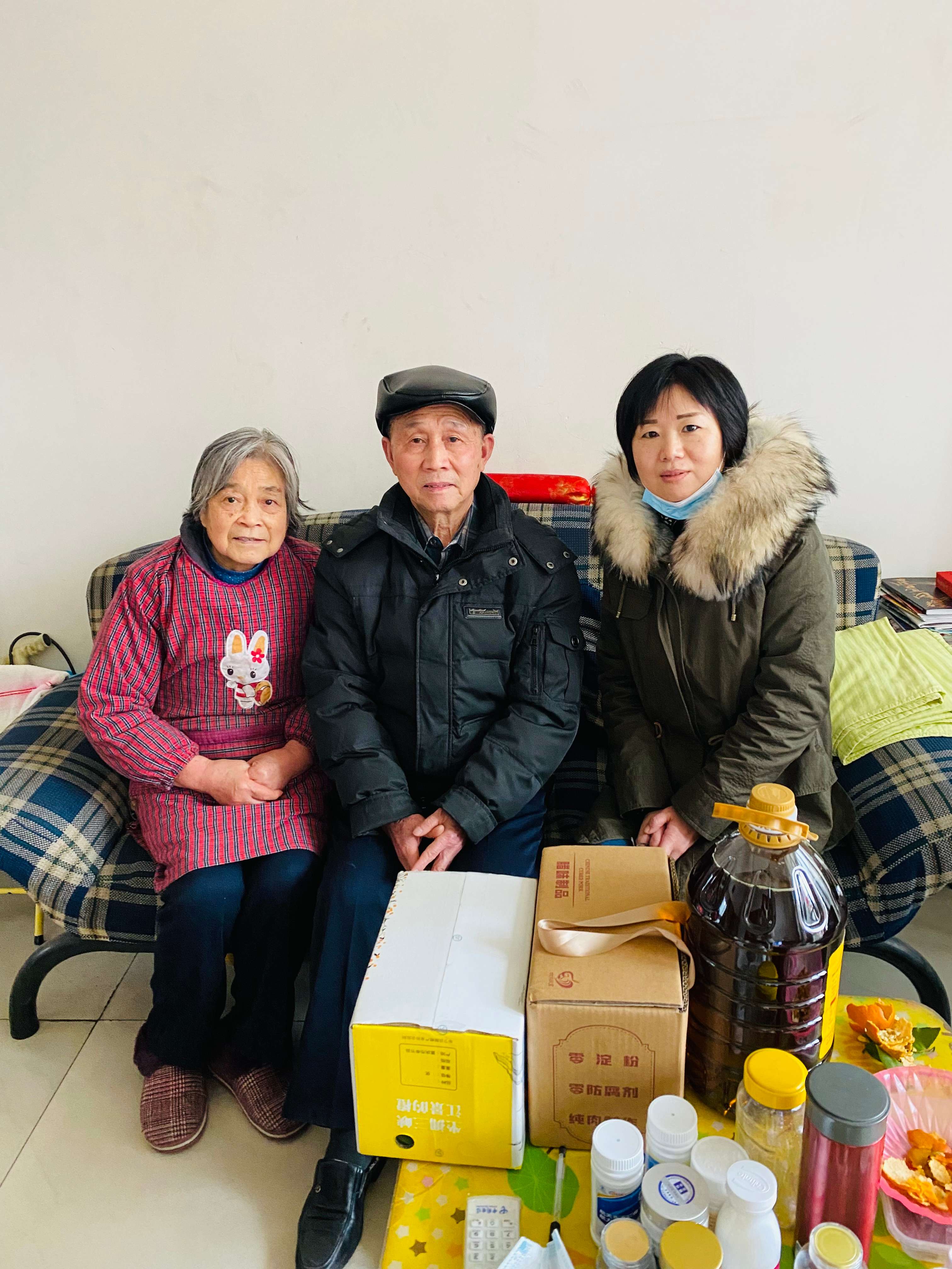 勞模高樹華及家屬（中），1980年獲交通部“交通戰(zhàn)線勞動模范”